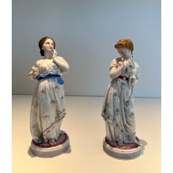 Paire d'Importants Sujets en Porcelaine Représentant Deux Femmes Aux Oiseaux