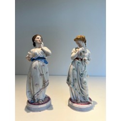 Paire de Sujets en Porcelaine Française, Femmes aux Colombes, vers 1880