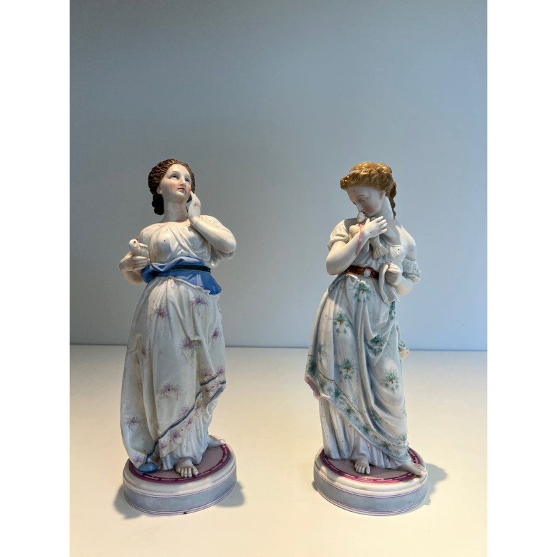 Paire de Sujets en Porcelaine Française, Femmes aux Colombes, vers 1880