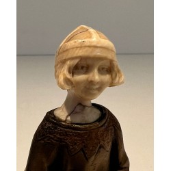 Chryséléphantine Représentant une Jeune Fille au Cerceau Signée Bertrand sur son socle en Onyx