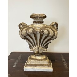 Italian Baroque Carved Gilded Wood Acanthus Finial on Marble Base, 18th Century