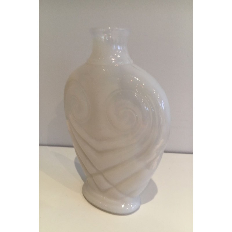 Vase Hibou en Verre Opalin Blanc Moderniste, France vers 1970