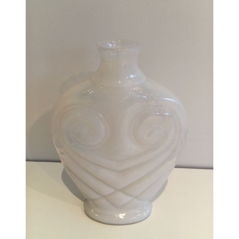 Vase Hibou en Verre Opalin Blanc Moderniste, France vers 1970