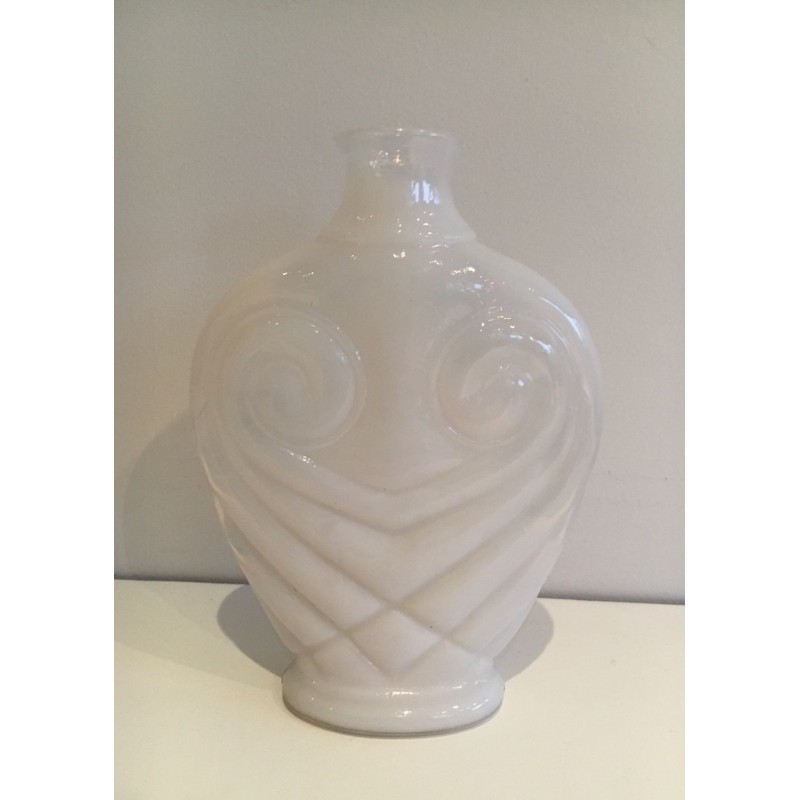 Vase Hibou en Verre Opalin Blanc Moderniste, France vers 1970