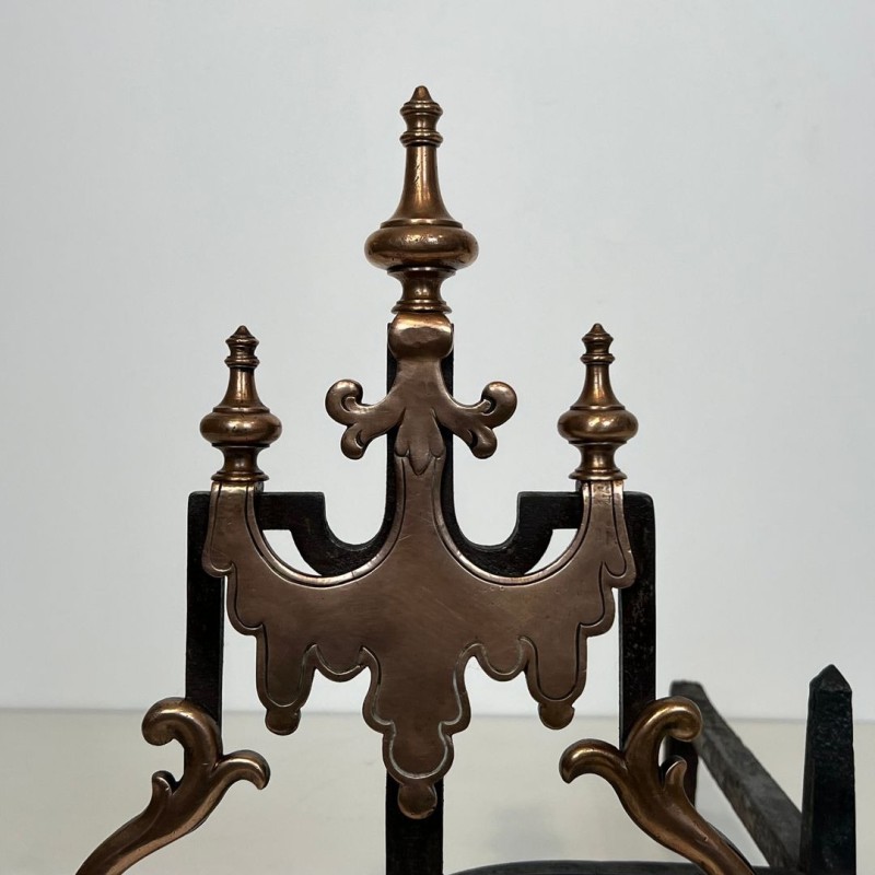 Importante Paire de Chenets XIXᵉ en Fer Forgé et Cuivre à Volutes et Flambeaux Sommitaux