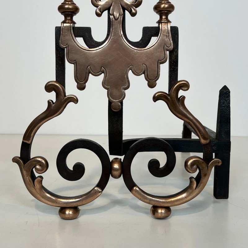 Importante Paire de Chenets XIXᵉ en Fer Forgé et Cuivre à Volutes et Flambeaux Sommitaux