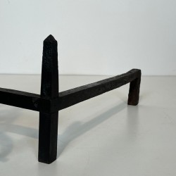 Importante Paire de Chenets XIXᵉ en Fer Forgé et Cuivre à Volutes et Flambeaux Sommitaux