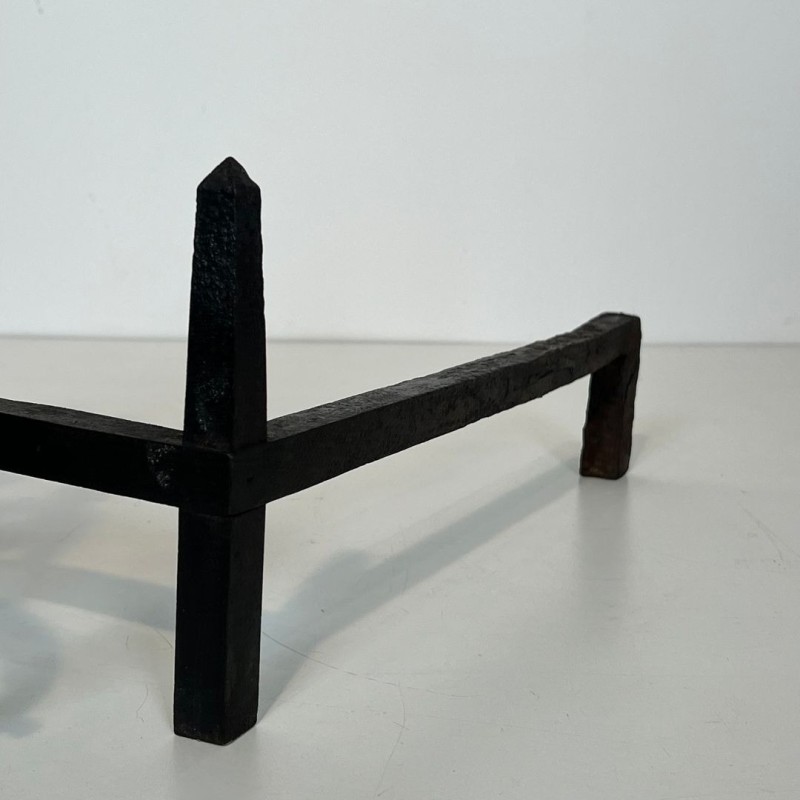 Importante Paire de Chenets XIXᵉ en Fer Forgé et Cuivre à Volutes et Flambeaux Sommitaux