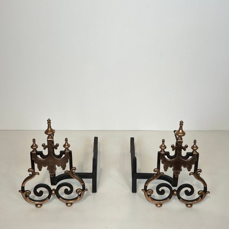 Importante Paire de Chenets XIXᵉ en Fer Forgé et Cuivre à Volutes et Flambeaux Sommitaux