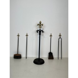 Nécessaire de Feu Néoclassique en Métal Noir et Laiton à Fleur de Lys Couronnante, vers 1970