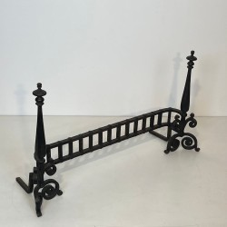 Paire de Landiers en Fer Forgé à Pinacles Gothiques avec Barre de Chenets, vers 1900