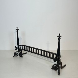 Paire de Landiers en Fer Forgé à Pinacles Gothiques avec Barre de Chenets, vers 1900