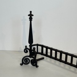Paire de Landiers en Fer Forgé à Pinacles Gothiques avec Barre de Chenets, vers 1900