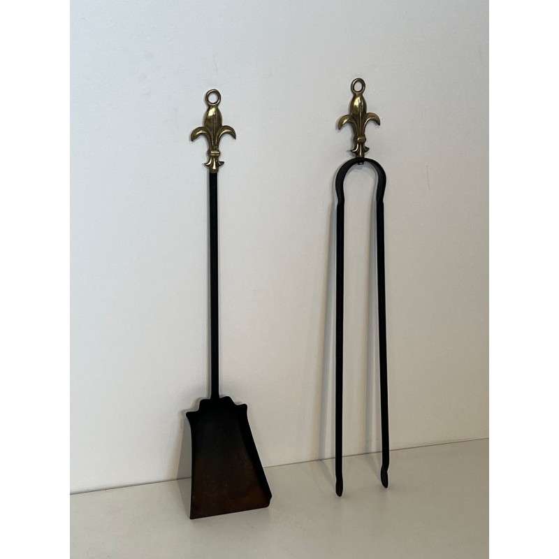 Nécessaire de Feu Néoclassique en Métal Noir et Laiton à Fleur de Lys Couronnante, vers 1970