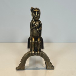 Paire de Chenets en Bronze aux Chamanes Assis, Monogramme Anton Prinner, vers 1930