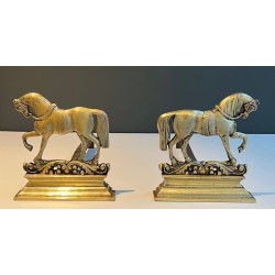 Paire de Chenets Néoclassiques en Bronze Cisélé à Chevaux Cabrés sur Socles Décorés