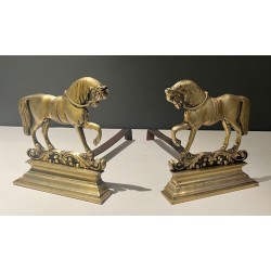 Paire de Chenets Néoclassiques en Bronze Cisélé à Chevaux Cabrés sur Socles Décorés