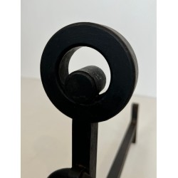 Paire de Chenets Modernistes en Fer Forgé à Montants à Double Anneau et Pieds Cintrés