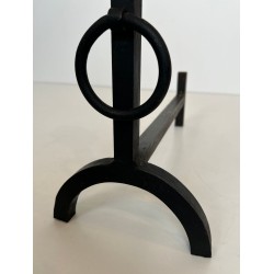 Paire de Chenets Modernistes en Fer Forgé à Montants à Double Anneau et Pieds Cintrés