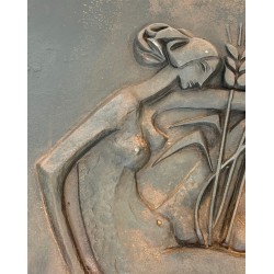 Plaque de Cheminée Moderniste en Fonte, Femme Nue à la Faux, Fonderie Stern, Signée Quellier