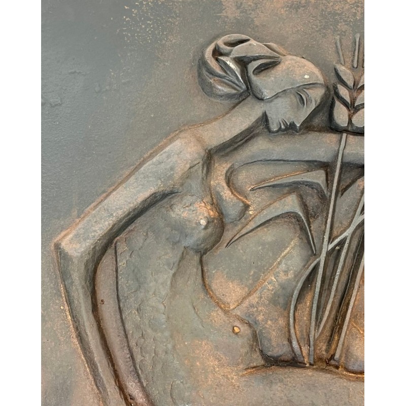 Plaque de Cheminée Moderniste en Fonte, Femme Nue à la Faux, Fonderie Stern, Signée Quellier