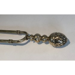 Nécessaire de Feu en Laiton Néoclassique aux Pommes de Pin dans le Goût de Baguès