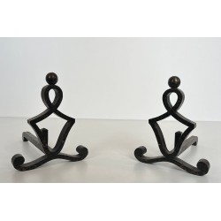 Paire de Chenets Modernistes en Fer Forgé à Motif Figural et Pieds à Volutes