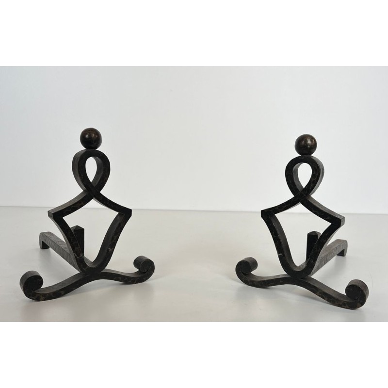 Paire de Chenets Modernistes en Fer Forgé à Motif Figural et Pieds à Volutes