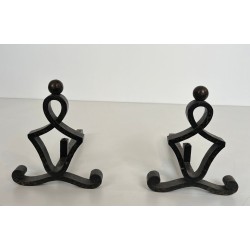 Paire de Chenets Modernistes en Fer Forgé à Motif Figural et Pieds à Volutes