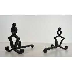 Paire de Chenets Modernistes en Fer Forgé à Motif Figural et Pieds à Volutes