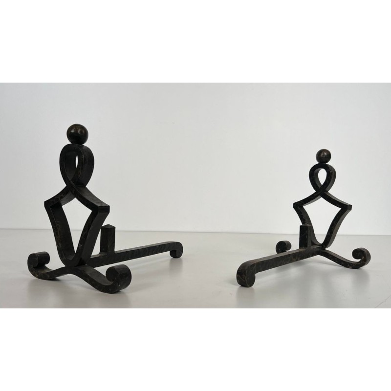 Paire de Chenets Modernistes en Fer Forgé à Motif Figural et Pieds à Volutes