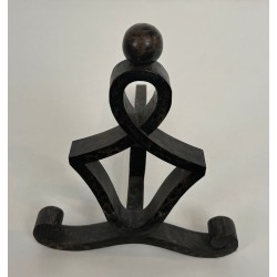 Paire de Chenets Modernistes en Fer Forgé à Motif Figural et Pieds à Volutes