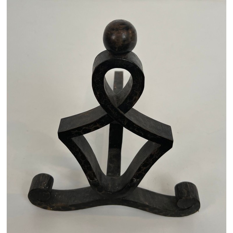 Paire de Chenets Modernistes en Fer Forgé à Motif Figural et Pieds à Volutes