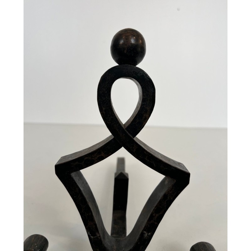Paire de Chenets Modernistes en Fer Forgé à Motif Figural et Pieds à Volutes