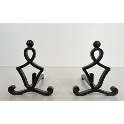 Paire de Chenets Modernistes en Fer Forgé à Motif Figural et Pieds à Volutes