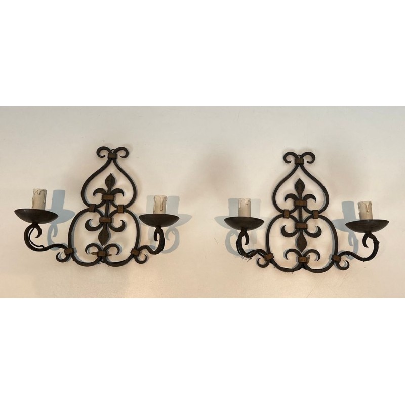 Paire d’Appliques en Fer Forgé à Deux Bras, Dossier à Volutes et Fleur-de-Lys