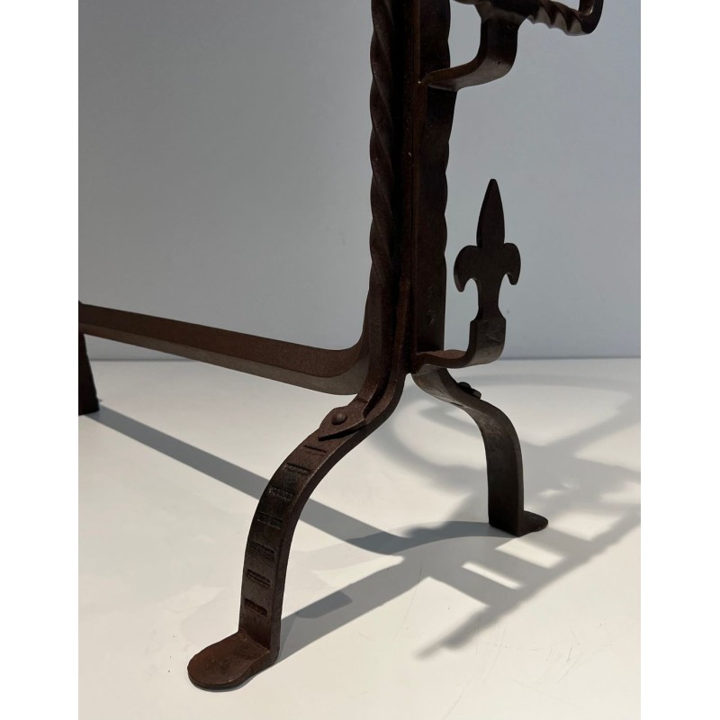 Importante Paire de Landiers Gothiques en Fer Forgé à Fleurs-de-Lis