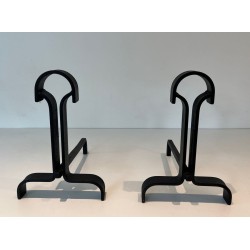 Paire de Chenets Modernistes en Fer Forgé à Finials en Goutte et Bases Évasées