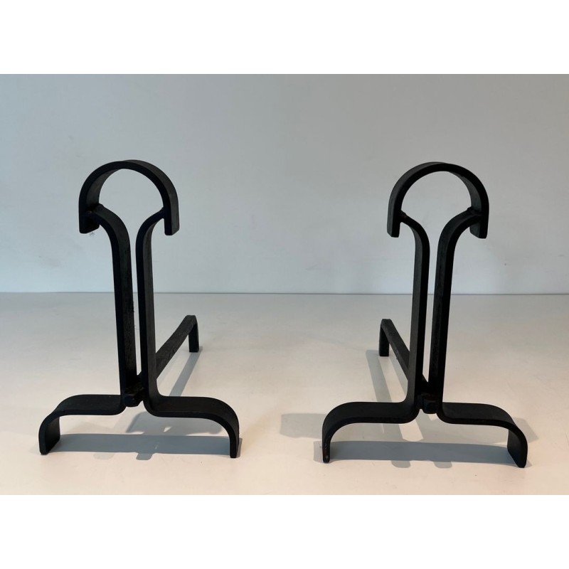 Paire de Chenets Modernistes en Fer Forgé à Finials en Goutte et Bases Évasées