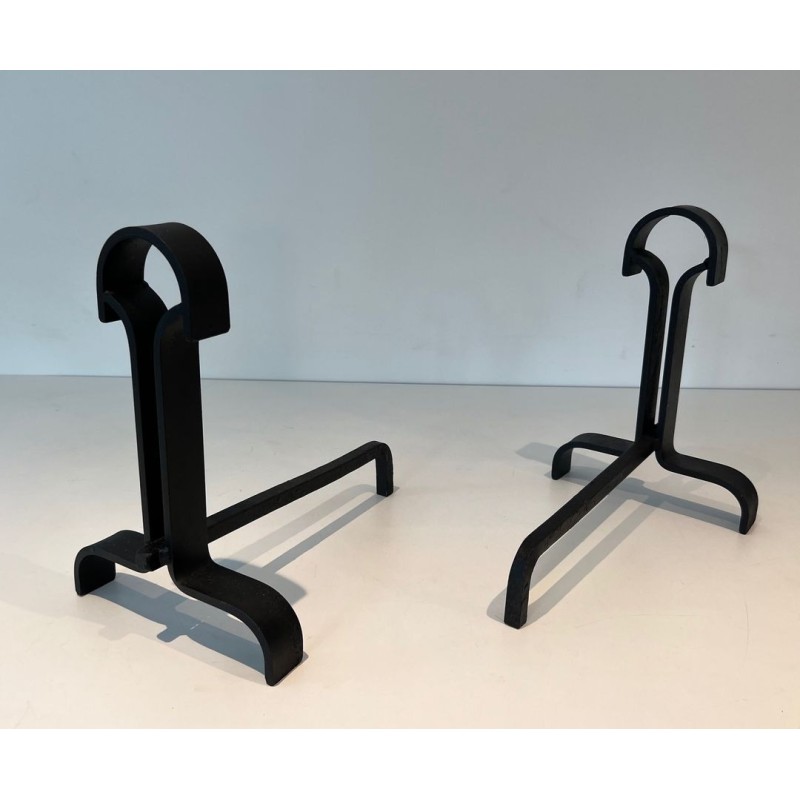 Paire de Chenets Modernistes en Fer Forgé à Finials en Goutte et Bases Évasées