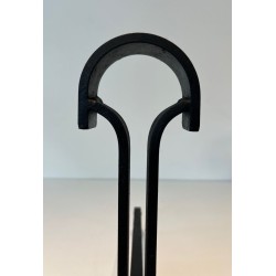 Paire de Chenets Modernistes en Fer Forgé à Finials en Goutte et Bases Évasées